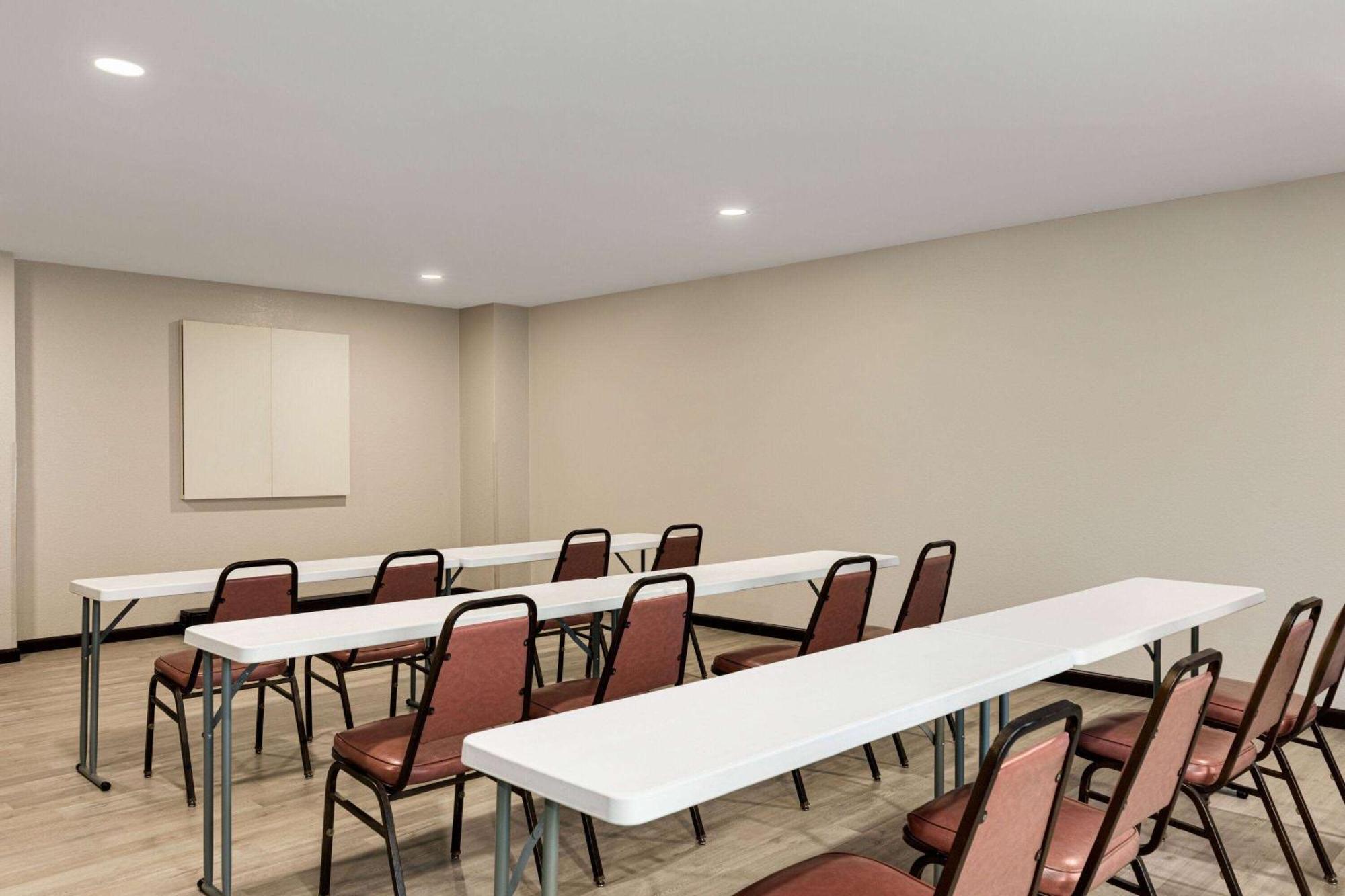 Days Inn By Wyndham Hillsboro Buitenkant foto