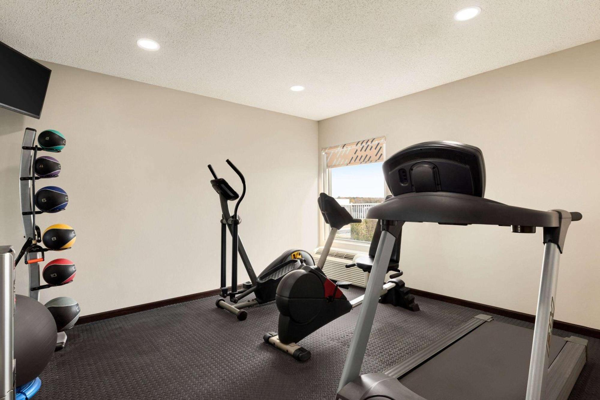 Days Inn By Wyndham Hillsboro Buitenkant foto