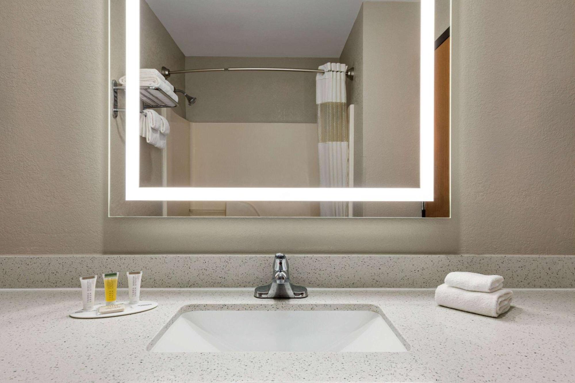 Days Inn By Wyndham Hillsboro Buitenkant foto