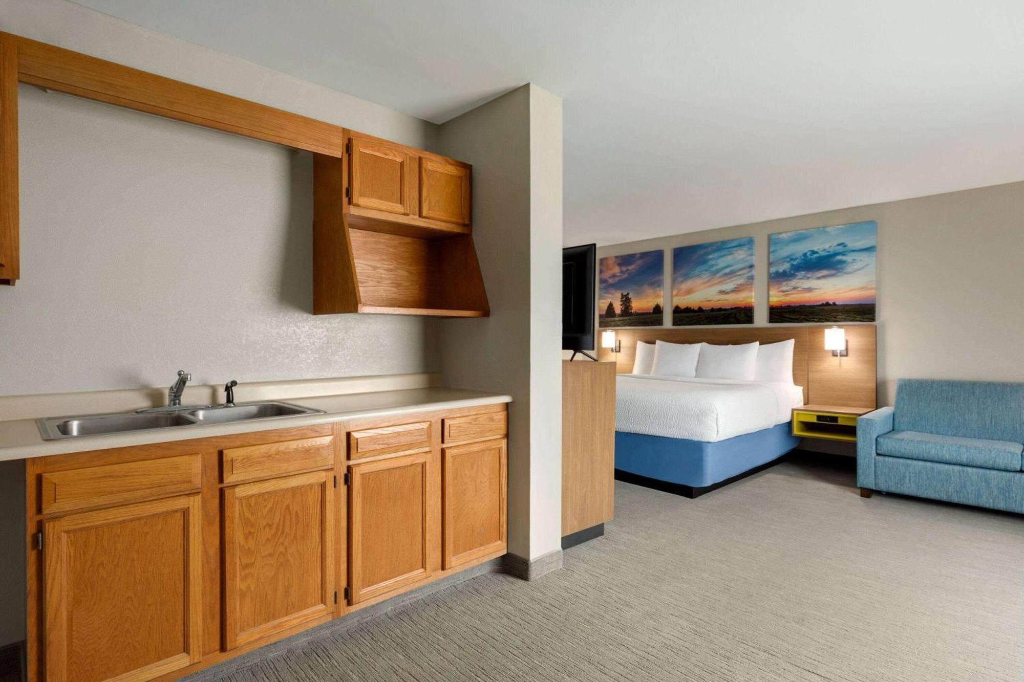 Days Inn By Wyndham Hillsboro Buitenkant foto