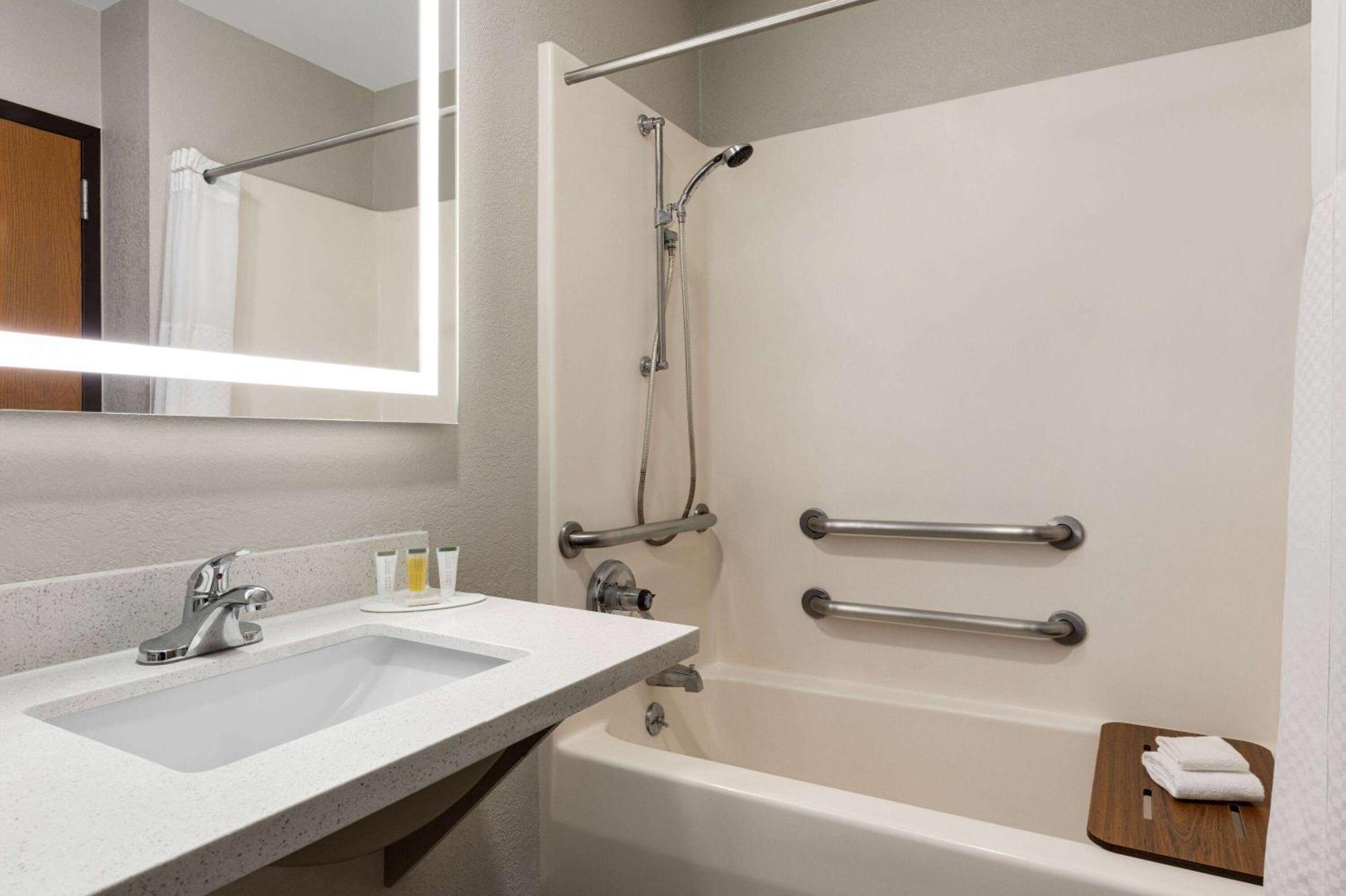 Days Inn By Wyndham Hillsboro Buitenkant foto