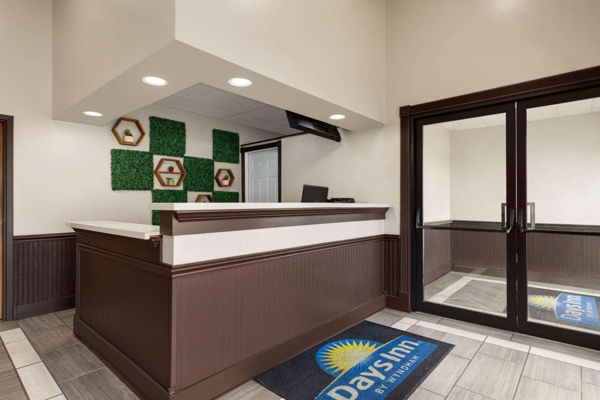 Days Inn By Wyndham Hillsboro Buitenkant foto